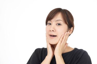 Yüzüne bakan kadın.