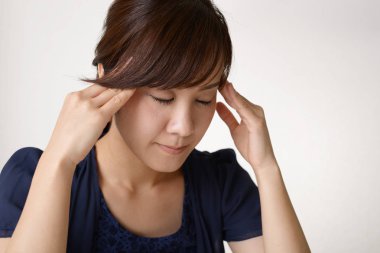 Başı ağrıyan kadın