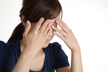 Ağlayan üzgün Asyalı kadın