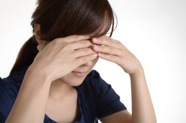 Ağlayan üzgün Asyalı kadın