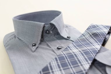 Şık gömlek kravat ile