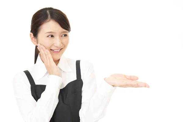 微笑的亚洲女服务员查出在白色背景 — 图库照片