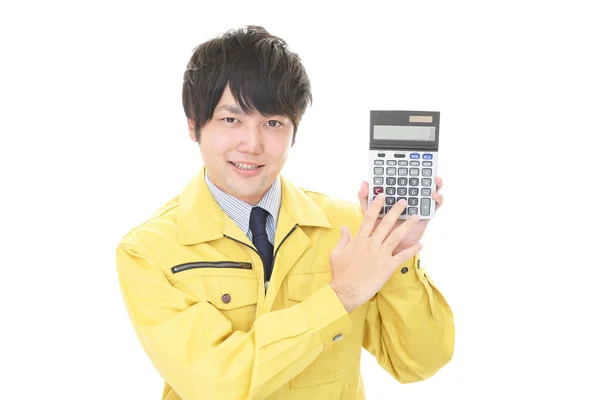 微笑的亚洲工人拿着计算器 — 图库照片