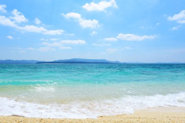 Okinawa 'da güzel bir plajın resmi.