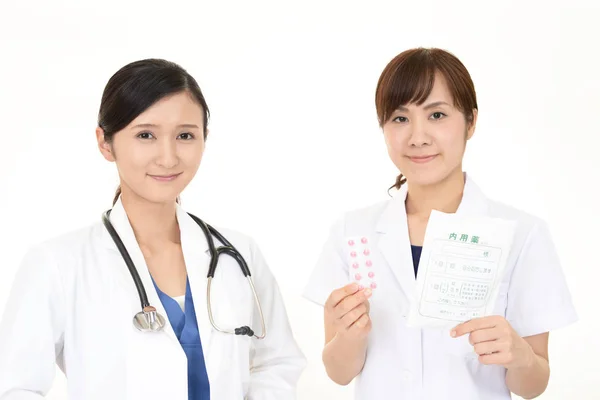 Sorridente Medico Asiatico Con Farmacista — Foto Stock