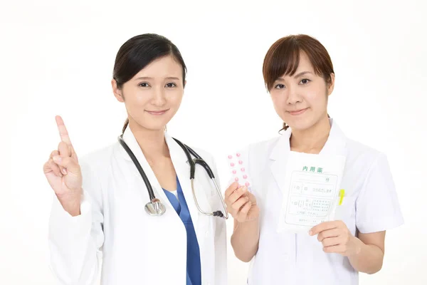 Sorrindo Médico Asiático Com Farmacêutico — Fotografia de Stock