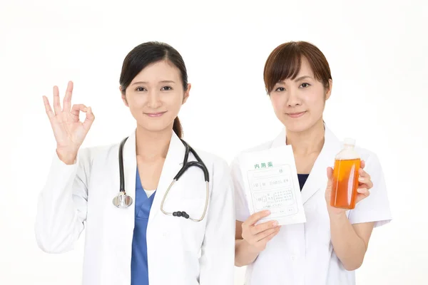 Sonriente Médico Asiático Con Farmacéutico — Foto de Stock