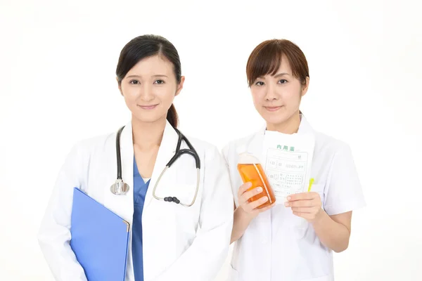 Sorrindo Médico Asiático Com Farmacêutico — Fotografia de Stock