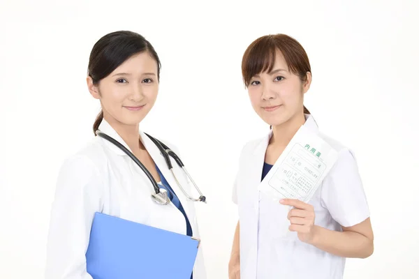 Sonriente Médico Asiático Con Farmacéutico —  Fotos de Stock