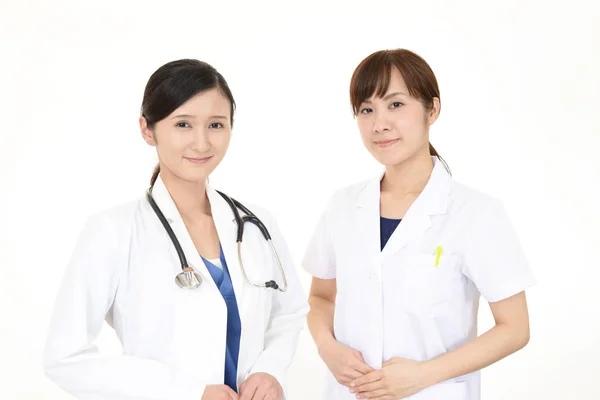 Sonriente Médico Asiático Con Farmacéutico — Foto de Stock