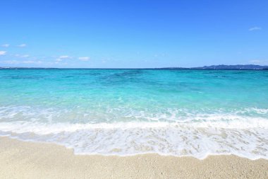 Okinawa 'da güzel bir plajın resmi.