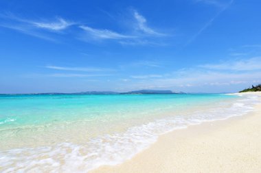 Okinawa 'da güzel bir plajın resmi.