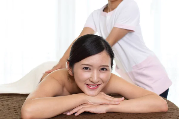Hermosa Mujer Que Tiene Masaje Relajante Espalda Salón Spa — Foto de Stock