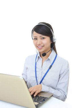 gülümseyen çağrı merkezi operatörü