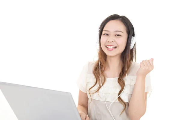 Mujer Sonriente Usando Portátil — Foto de Stock