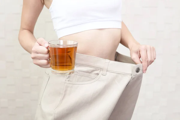 Vrouw Permanent Het Dragen Van Grote Broek Het Afvallen — Stockfoto