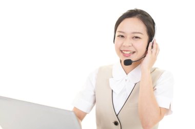 gülümseyen çağrı merkezi operatörü