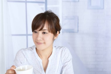 Kadın çay sahiptir