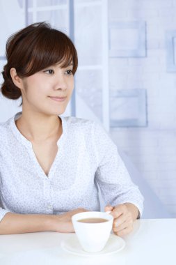 Kadın çay sahiptir