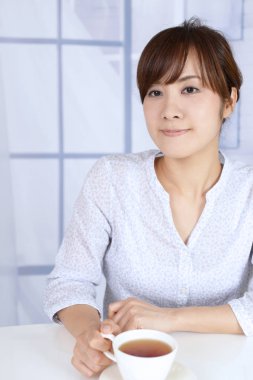 Kadın çay sahiptir