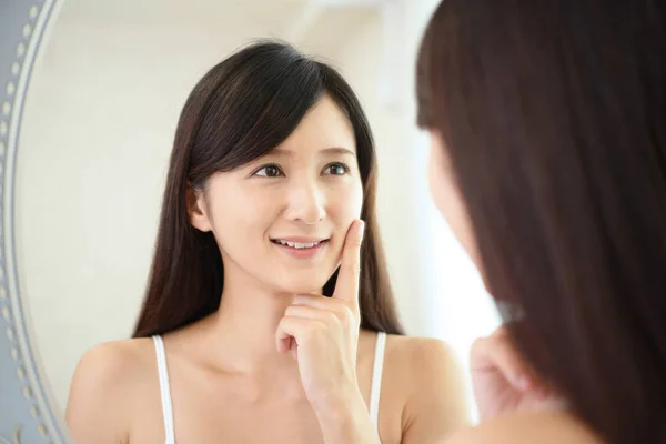 Азиатская Женщина Смотрит Свое Лицо Зеркало — стоковое фото