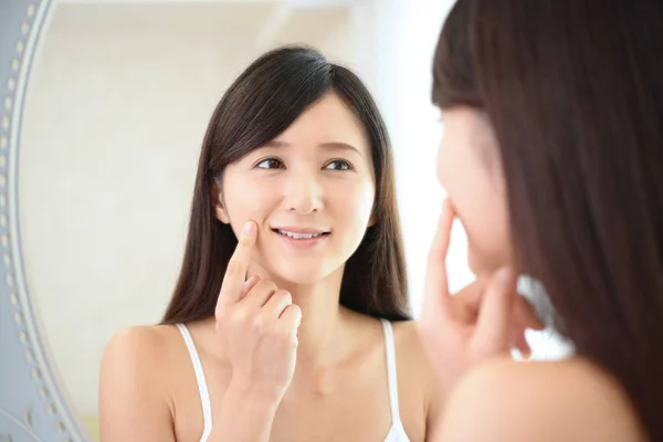 Mujer Asiática Mirando Cara Espejo — Foto de Stock