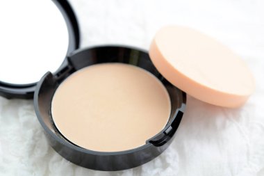 Tuvalet masasının üzerinde kozmetik ürünleri