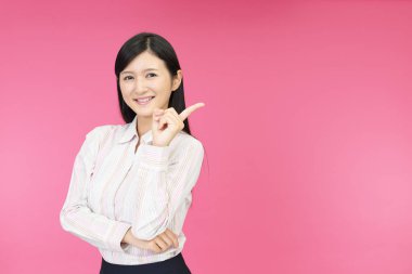 İş kadını parmağıyla işaret