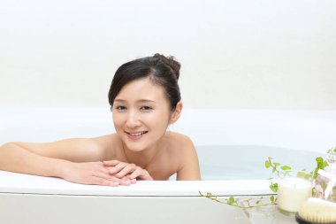 Rahatlatıcı banyo güzel ve genç birbayan