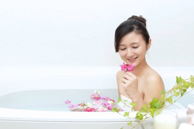 Rahatlatıcı banyo güzel ve genç birbayan