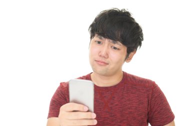 Adam akıllı telefon arayan