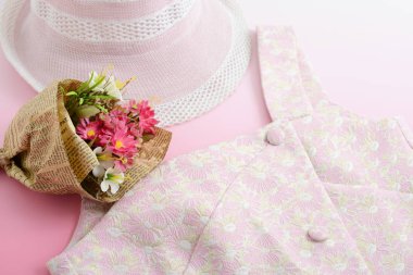 Şapka ile modern giyimleri