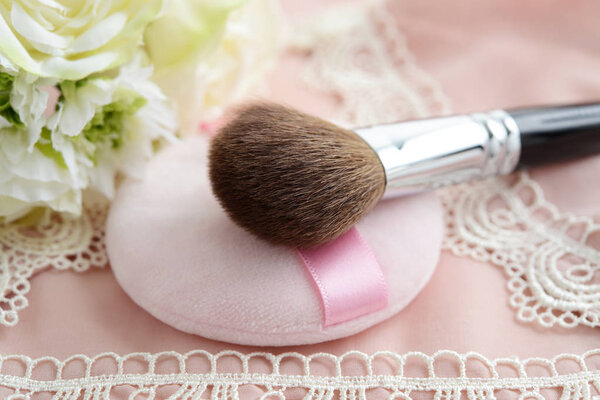 Косметические средства на туалетном столике
