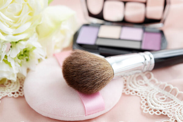 Косметические средства на туалетном столике
