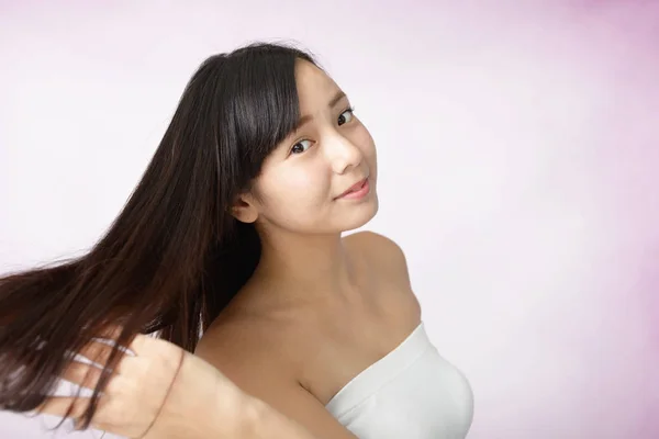 Jovem Mulher Com Cabelo Bonito — Fotografia de Stock