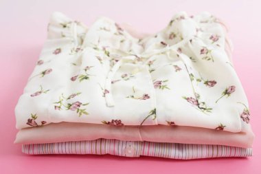 Şık giysiler, pembe arka plan izole