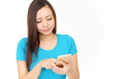 bir akıllı telefon kullanan kadın