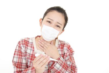 Kötü durumda gribi olan kadın