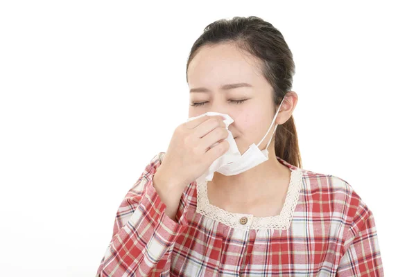 Mujer Enferma Estornudando Sosteniendo Pañuelo — Foto de Stock