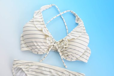 Üzerinde mavi arka plan izole şık bikini