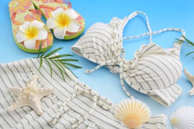 Şık bikini kabukları ile