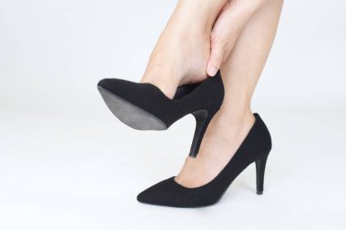 Yüksek topuklu ayakkabı giyen sonra ağrınız kadın