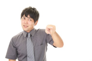 İşadamı parmağıyla işaret ediyor.