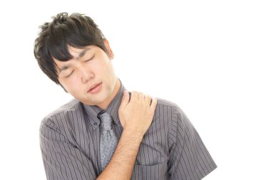 Omuz ağrısı olan işadamı.