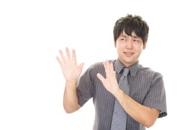 Adam korkudan korkuyor.