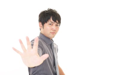 Dur işareti yaparak adam