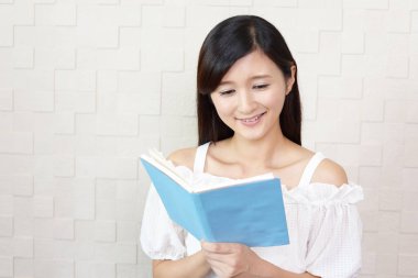 Kitap okuyan bir kadın.