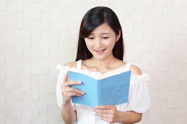 Kitap okuyan bir kadın.