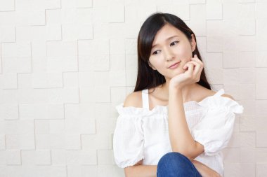 evde rahat genç bir kadın.