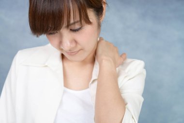 Kadın boyun var ve ağrı omuz